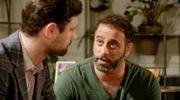 Mo (Yunus Cumartpay, r.) stellt Julius (Jan Stapelfeldt, l.) sein Konzept vor. Doch der reagiert seltsam einsilbig. Mo ist irritiert – glaubt Julius nicht an ihn?