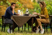 Beat (Roland Bonjour, l.) und Elly (Juliane Fisch, r.) treffen sich auf dem Petersberg, um über "alles" zu reden. Doch es scheint als gäbe es eine Dissonanz darüber was das für den jeweils anderen bedeutet.