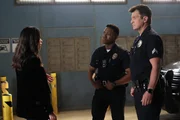 Officer Angela Lopez (Alyssa Diaz, l.) teilt Officer John Nolan (Nathan Fillion, r.) und Officer Aaron Thorsen (Tru Valentino, M.) weitere Informationen zu einem Mordfall mit.