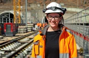 Die österreichische Bauleiterin Sybille Ritzkowsky sorgt im Hintergrund dafür, das die Arbeiten reibungslos ablaufen.