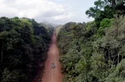 Eine einzige Straße durchquert ganz Guyana: Von der Hauptstadt Georgetown an der Atlantikküste führt sie über rund 500 Kilometer bis zur brasilianischen Grenze.