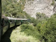 Mit der Eisenbahn durch die Schluchten des Balkan.