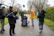 Presenterin Jasmina Neudecker (2.v.r.) mit Frieda Krieger (M.) und Assistenzhund Aiden bei Dreharbeiten zu Terra Xplore
