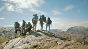 Von links: Ylena (Laurian Callebaut), Asim (Saïd Boumazoughe), Pol Martin (Eric Godon), Piet (Lucas Van den Eynde), Zoë (Violet Braeckman) und Michiel (Boris Van Severen) am höchsten Punkt des GR5.