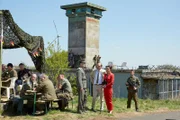 Ronny Dubinski (Martin Brambach, Mi.) plant mit arbeitslosem DDR- und NVA-Militär einen neuen gesamtdeutschen Sozialismus ins Leben zu rufen. Janine (Sarah Maria Besgen) und Uwe Wernicke (Horst Günter Marx) helfen ihm dabei.