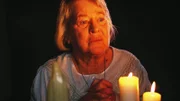 Mutz (Brigitte Renner), die als einzige ahnt, daß Hagen Keyser eine Bedrohung für Uschi darstellt, betet für Uschi.