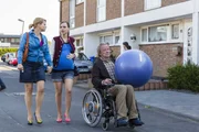 Danni (Annette Frier, l.), Kurt (Axel Siefer, r.) und die hochschwangere Bea (Nadja Becker, M.) ziehen in ein Reihenhaus mit Garten. Idylle pur! Wenn da nicht diese Nachbarn wären ... Danni (Annette Frier, l.), Kurt (Axel Siefer, r.) und die hochschwangere Bea (Nadja Becker, M.) ziehen in ein Reihenhaus mit Garten. Idylle pur! Wenn da nicht diese Nachbarn wären ...