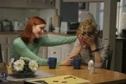 Lynette (Felicity Huffman, r.) ist mit den Nerven am Ende, ihre Freundin Bree (Marcia Cross, l.) versucht sie zu trösten ...