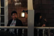 Durch ein Lied verzaubert Tracy (Cristin Milioti, r.) den verzweifelt nach Liebe suchenden Ted (Josh Radnor, l.) ...
