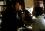 Mulder (David Duchovny, l.) und Scully (Gillian Anderson, r.) sind überzeugt davon, dass in Willow Park ein Wesen umhergeht, das sich von den Todesängsten seiner Opfer ernährt. Sergeant Duthie (Dee Freeman) stellt hingegen Mulders Verstand in Frage.