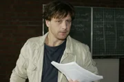 Stefan Vollmer (Hendrik Duryn) hat gute Nachrichten für seinen G-Kurs: die letzten Tests sind gut ausgefallen.