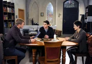 ARD ROTE ROSEN FOLGE 1421, am Donnerstag um 14:10 Uhr im ERSTEN. Ariane (Alexandra Horn, r.) stellt Sönke (Bo Hansen, l.) den Kleinkriminellen Marvin (Neel Fehler, M.) vor, der um eine zweite Chance bittet.