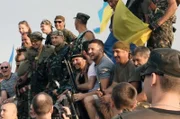Wolodymyr Selenskyj (Mi., im grauen T-Shirt) im Donbass