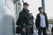 An Bord: Gibbs (Mark Harmon, l.) und Quinn (Jennifer Esposito, r.). Während dem Tiger Cruise wird eine Frau der Navy auf kaltblütige Weise ermordet. Dass auch Gäste an Bord waren, macht die Fahndung nach Verdächtigen nicht gerade einfach ...