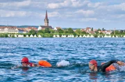 Paul Schott (Tim Wilde, l.) und Max Behringer (Jan Ruff, r.) beim Freiwasser-Schwimmen im Bodensee.