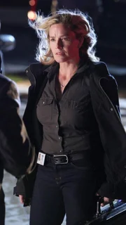 Julie Finlay (Elisabeth Shue) glaubt es im Fall des verschwundenen Jungen mit der Verschleierung eines Missbrauchsfalls zu tun zu haben.