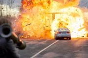 Eine Explosion stoppt die Verfolgung der Terroristen.