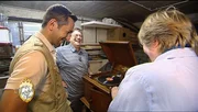 Sogar ein altes Grammophon befindet sich inmitten des ganzen Trödels von Hildegard und Rainer. Ihre Erwartungen an Profi Mauro (li.) sind hoch.