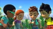 Tim, Emma, Matt, Jia (v.li.n.re.) versuchen ein verwundetes Gepardenjunge mit seiner Gepardenfamilie zusammenzubringen.