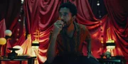 Theo (Benito Bause) taucht vollständig in das Rollenspiel "Werwölfe" ein.
