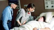 Schnoor (Uta Prelle, li.) hat Mitleid und deswegen Kalle (Isabelle Höpfner, Mi.) ermöglicht, Nancy (Livia S. Reinhard), die mit einem Zuckerkoma auf der Krankenstation liegt, zu sehen.