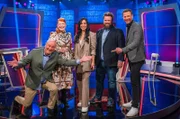 Wer wird "Meister des Alltags"? v. li.: Rateteam Bodo Bach und Enie van de Meiklokjes oder Jessica Schöne und Antoine Monot Jr.? Moderator Florian Weber findet es mittels kniffeliger Fragen heraus. „Meister des Alltags“ spendet seinen Gewinn einem guten Zweck.