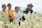 Biologielehrer Antoni Razafimahefa bringt Schülern das Wissen über Heilpflanzen der Region näher.