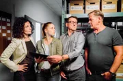 Am Ufer der Trave wurde eine Frauenleiche aufgefunden. Die Tote war eine wichtige Zeugin in einem Fall von Medikamentenbetrug. Dr. Zobel (Proschat Madani, l.), Nina Weiss (Julia Schäfle, 2.v.l.), Lars (Ingo Naujoks, 2.v.r.) und Finn (Sven Martinek, r.) besprechen die Vorgehensweise im aktuellen Fall.