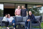V.r.: Kevin McCloud und Grettas Familie