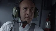 REENACTMENT - Helicopter pilot, Ara Zobayan (played by Perry Mucci), struggles to fly a Sikorsky S-76-B helicopter carrying basketball legend Kobe Bryan, his daugher und sechs andere Passagiere.