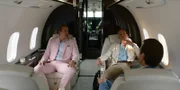 Im Privatjet nach Südfrankreich erzählt Adam (Simon J. Berger, r.) seinen Freunden Henrik (Tobias Santelmann, l.) und Jeppe (Jon Řigarden, M.) von den lukrativen Möglichkeiten der Windenergie. Werden sie sich auf Adams Geschäftsidee einlassen?