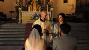 Pfarrer Reiser (Stephan Zinner) gibt, mit Lisa (Anne Schäfer) als Zeugin, dem Brautpaar (vorne: Angela Ascher, Sebastian Edtbauer) den Segen.