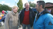 Sabine und Rolf (li.) versuchen mit Mauro Corradinos Hilfe einige Sachen auf dem Flohmarkt an den Mann zu bringen