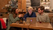 Lovis (M.) und Alexander (r.) berichten von ihrem Jahr auf der gemeinsamen Weltreise. Die besonderen Erlebnisse haben die beiden noch enger zusammengeschweißt. Jasmina Neudecker (l.) will wissen, wie ihre Freundschaft aussieht.