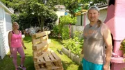 Enikö und Wendelin sind mit ihrer Paletten-Bar beschäftigt. Sie kommen zwar voran, müssen aber immer wieder kleine Pannen bewältigen.