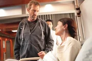 Auch der Fall der neuen Patientin Afsoun (Shohreh Aghdashloo, r.) kann House (Hugh Laurie) nicht von seinem Liebeskummer ablenken. Im Gegenteil: Die junge Frau kriegt seine geballte Wut ab, zumal er den Eindruck hat, dass diese ihn als Spielball für ein bestimmtes Vorhaben nutzt.