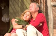 Dr. Austin Shepard (Peter Fonda, r.) und Brenda (Tamsin McCarthy, l.) glauben, dass das Ende der Welt naht.