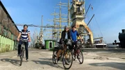 Mit dem Rad durch den Hafen: Auf dem Weg zur "Peking"