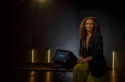 Presenterin Ciani-Sophia Hoeder mit dem KI-Terminal