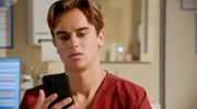 Till (Francesco Oscar Schramm) erhält ein sexy Foto von seinem Chatpartner Marcel und ist verunsichert - könnte er vielleicht mehr, als nur Freundschaft wollen?