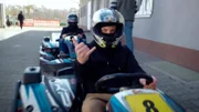 Elvis und Sohn Martin besuchen eine Kartbahn in Walldorf. Wer wird das Duell für sich entscheiden?