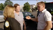 Trödelprofi Otto gibt Monika und ihrer Tochter Ireen noch einige wichtige Tipps für den Flohmarkt.