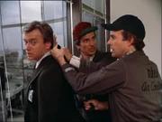 Face und Murdock drohen Ronald Graham. Wenn er ihnen nicht verrät, wo sich Tawnia befindet, wird er aus dem Fenster fliegen.