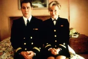 Bud Roberts (Patrick Labyorteaux, l.) ist angesichts einer gemeinsamen Nacht mit Ensign Harriet Sims (Karri Turner, r.) etwas mulmig zumute.