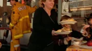 Meg (Sonia Todd) taucht plötzlich wieder auf Drover's Run auf und verwandelt den Truckstopp - zum Entsetzen der meisten Kunden - in ein französisches Terrassencafé.