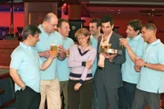 David (Mathis Künzler, 3.v.r.) hat Lisa (Alexandra Neldel, 4.v.l.) auf die Bowlingbahn gelockt - mit dem Hintergedanken, sie wieder auf ihn und "B.STYLE" einzuschwören. (Dieses Foto von Alexandra Neldel darf nur in Zusammenhang mit der Berichterstattung über die Serie "Verliebt in Berlin" veröffentlicht und verbreitet werden.)