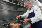 Küchenchef Dirk Myny kocht in seinem Brüsseler Restaurant Kalbsbäckchen in Biersoße.