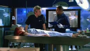 Dr. Hammerback (Robert Joy, l.) und Dr. Hawkes (Hill Harper) untersuchen die Leiche von Eleanor Ravelle (Bonnie McKee). Die Straßenmusikerin ist tot in ihrer Badewanne aufgefunden worden.