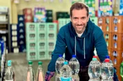 Still oder Sprudel? Marke oder No-Name? Die Auswahl an Mineralwasser im Getränkemarkt ist enorm. Und so auch die preislichen Unterschiede. Aber was steckt drin und geht’s mit Leitungswasser am Ende nicht noch günstiger? Das und mehr in „Ausgerechnet – Wasser“ mit Reporter Daniel Aßmann.