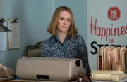 Alice Macray (Sarah Paulson)